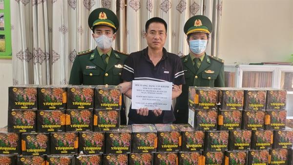 Quảng Bình: Bắt đối tượng vận chuyển pháo hoa lậu qua biên giới - Ảnh 1.