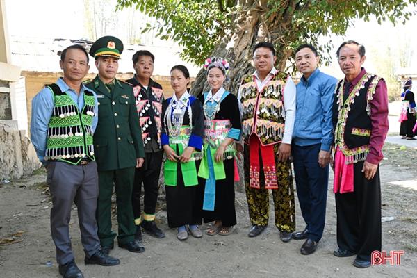 Ấm tình tết Việt trên đất bạn Lào