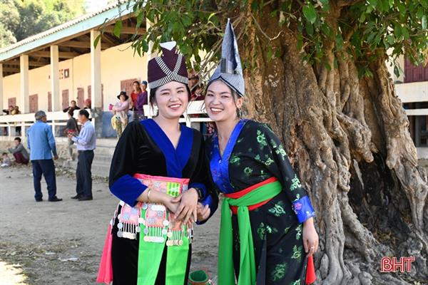 Ấm tình tết Việt trên đất bạn Lào