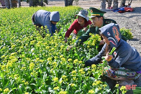 Ấm tình tết Việt trên đất bạn Lào