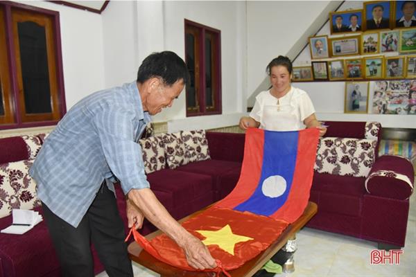 Ấm tình tết Việt trên đất bạn Lào
