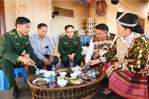 Ấm tình tết Việt trên đất bạn Lào