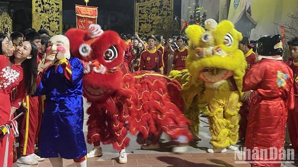 Người Việt tại Lào đi lễ giao thừa đón năm mới Giáp Thìn 2024 ảnh 2