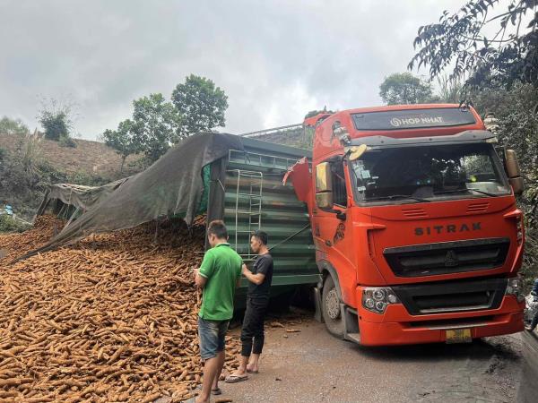 Xe tải chở sắn bị lật khiến Quốc lộ 15D đi Cửa khẩu La Lay ách tắc hoàn toàn -0