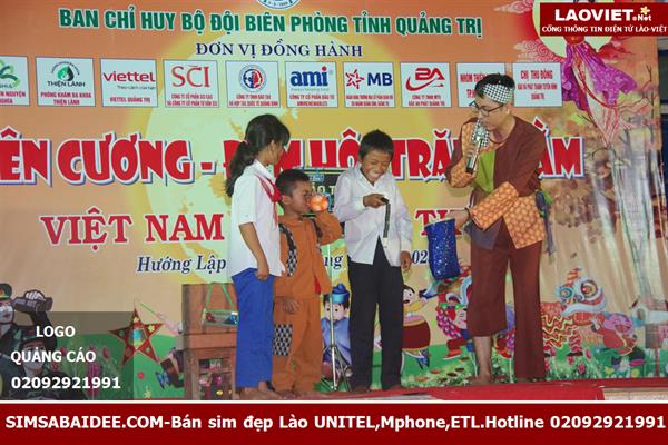 Các em thiếu nhi hào hứng tham
gia trò chơi cùng chú Cuội trong chương trình “Biên cương - Đêm hội trăng rằm”
tại xã Hướng Lập.