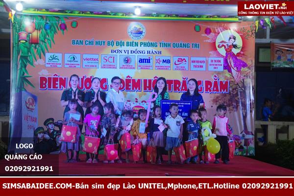 Lãnh đạo Ban Chỉ huy BĐBP và đại diện các đơn vị đồng
hành tặng học bổng cho các em học sinh. 