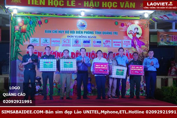 Đại diện BĐBP Quảng Trị và các
đơn vị đồng hành trao quà tặng trong chương trình “Biên cương - Đêm hội trăng rằm”.