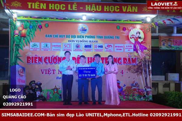 Phó Chủ tịch Thường trực UBND tỉnh
Quảng Trị Hoàng Nam trao tặng ti vi cho Trường Tiểu học và THCS Hướng Việt.