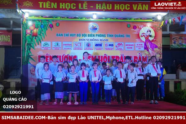 Phó Chủ tịch Thường trực UBND tỉnh Quảng Trị Hoàng Nam tặng
20 suất học bổng cho học sinh nghèo và ti vi cho Trường Tiểu học và THCS
Hướng Việt. 