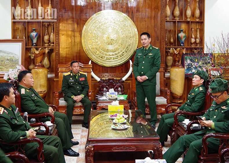 Lực lượng công an, quân sự nước bạn Lào thăm, chúc Tết cổ truyền Việt Nam ảnh 1