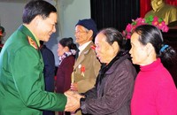 Trung tướng Phạm Trường Sơn tặng quà cho các gia đình có hoàn cảnh khó khăn.