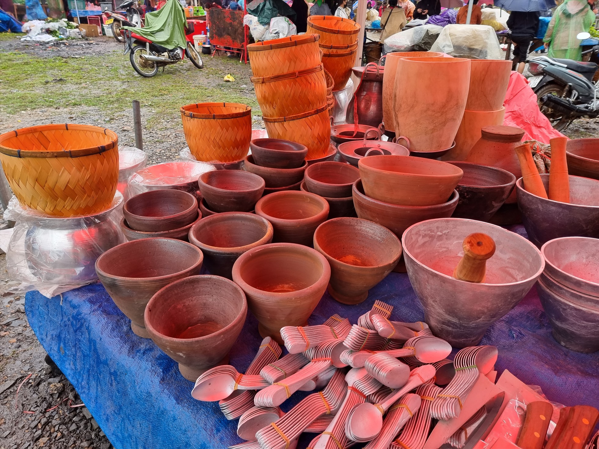 Nhiều sản phẩm được các nghệ nhân Việt Nam và Lào chế tác thủ công tinh xảo.