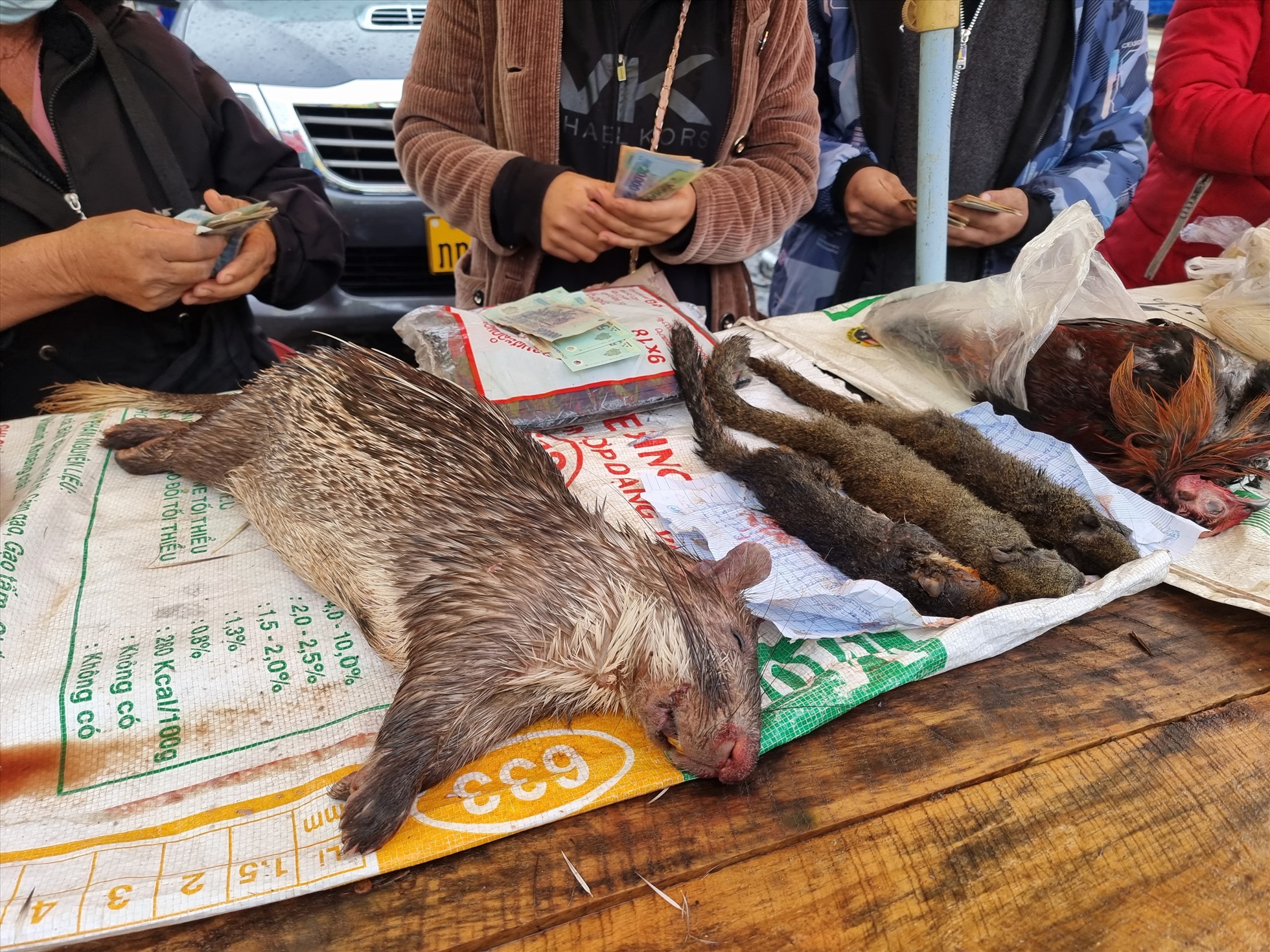 Bà con bắt, bẫy được một số chuột, dúi...rừng cũng đem ra chợ bán.