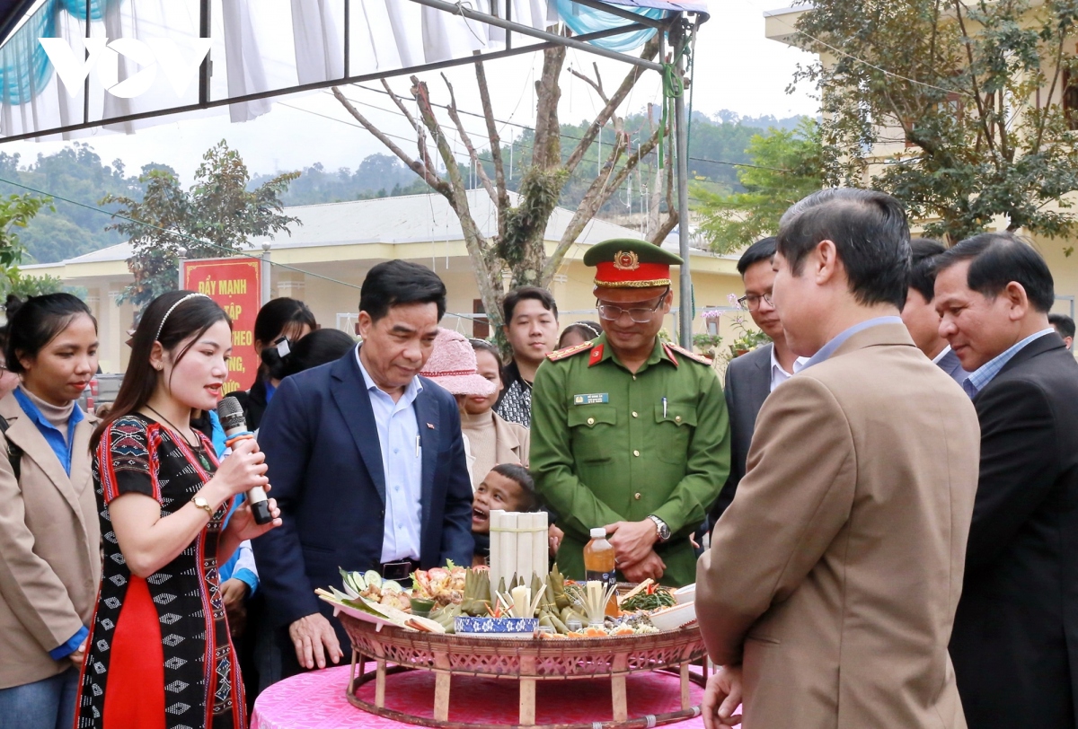 xuan ve tren khu vuc bien gioi viet - lao hinh anh 9