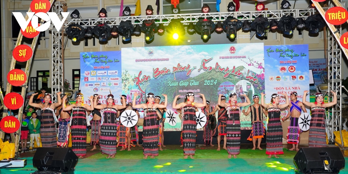 xuan ve tren khu vuc bien gioi viet - lao hinh anh 10