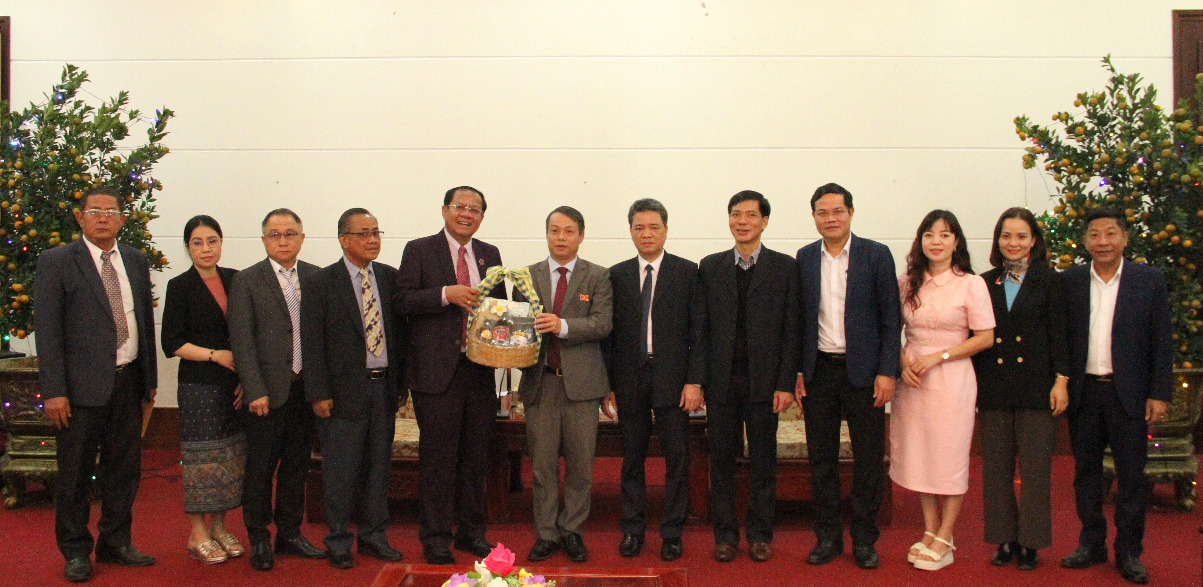 Đoàn công tác HĐND tỉnh Salavan thăm, chúc tết cán bộ và Nhân dân tỉnh Quảng Trị