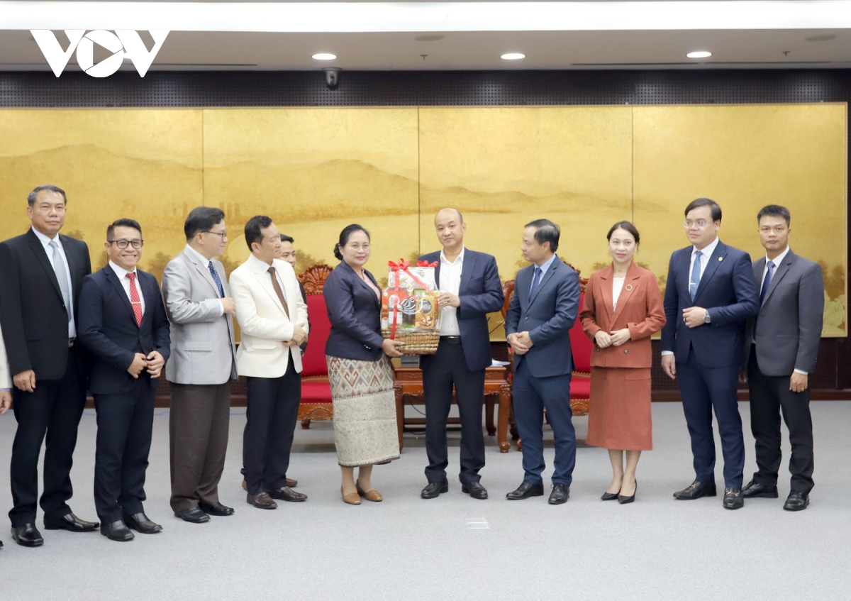 Da nang cu giao vien sang day tai trung tam tieng viet tinh savannakhet lao hinh anh 2