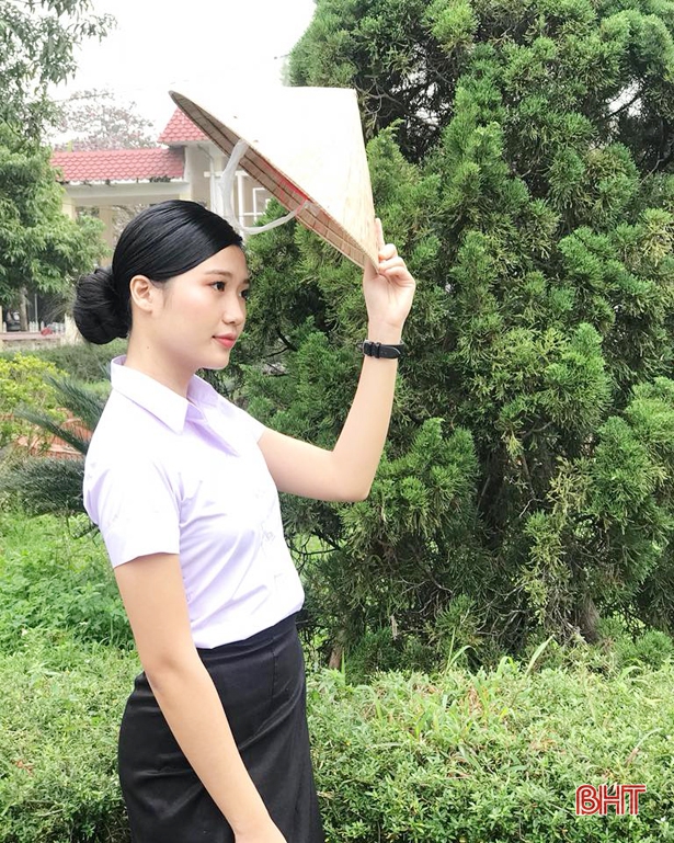 Nữ sinh Lào gây “thương nhớ” vì xinh đẹp, học giỏi, nói tiếng Việt sành